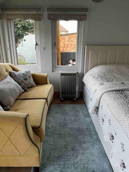 Charming Private Guest House Enfield Εξωτερικό φωτογραφία