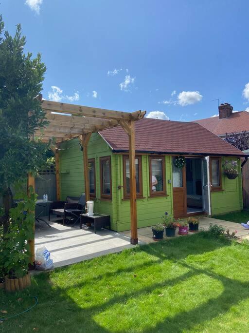 Charming Private Guest House Enfield Εξωτερικό φωτογραφία